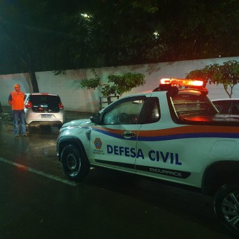 Defesa Civil registra alagamentos e quedas de árvores em Prudente.